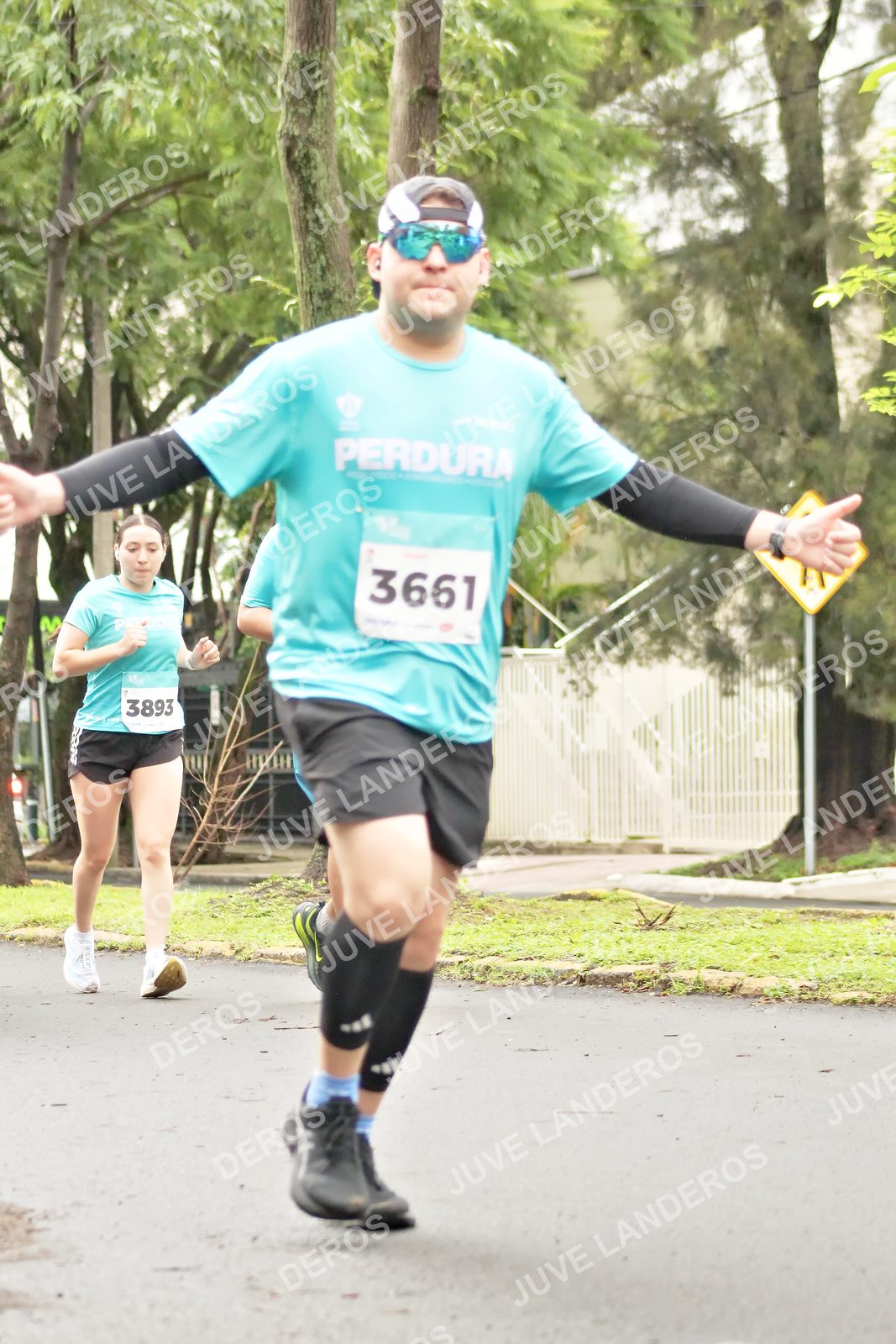 Foto del MEDIO MARATÓN ATLAS en Av. Patria, frente al Parque El Polvorín, Zapopan a las 08:43 · dorsal 3661, 3893