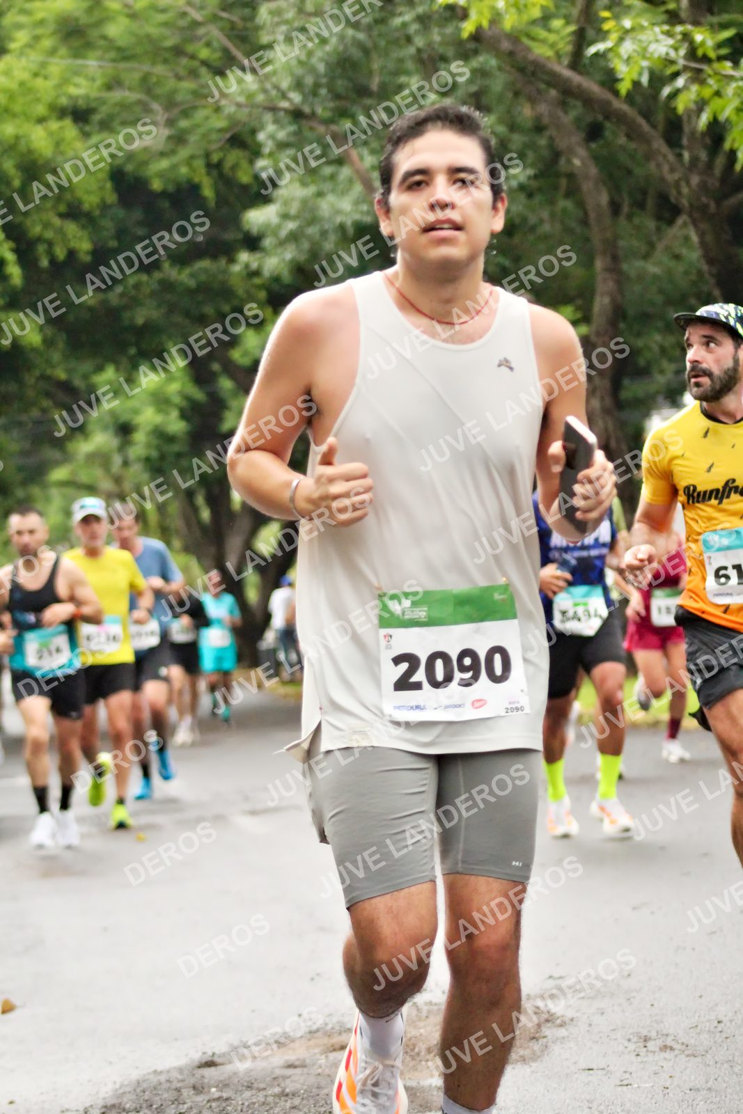 Foto del MEDIO MARATÓN ATLAS en Av. Patria, frente al Parque El Polvorín, Zapopan a las 08:13 · dorsal 2090, 61, 3494