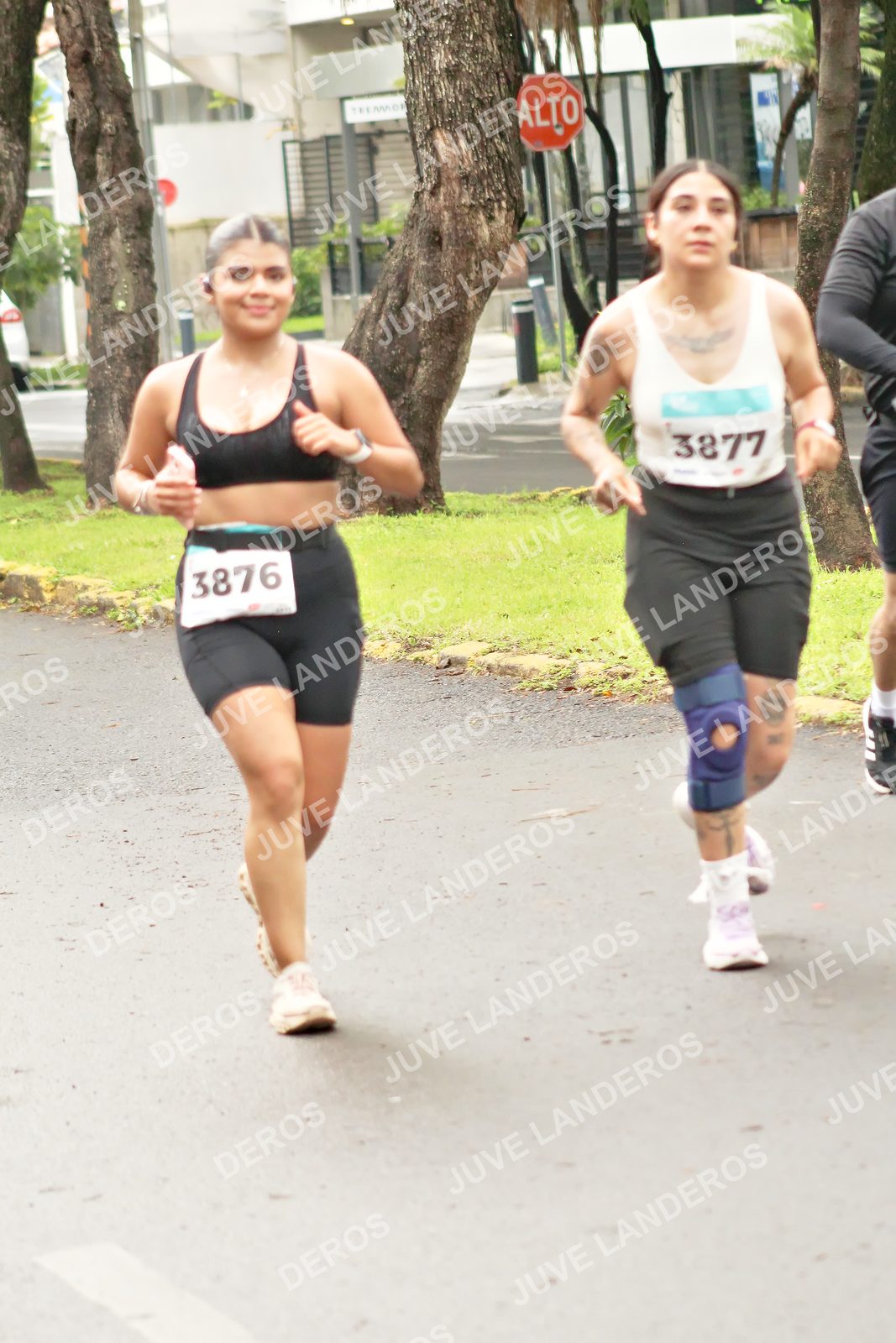 Foto del MEDIO MARATÓN ATLAS en Av. Patria, frente al Parque El Polvorín, Zapopan a las 08:51 · dorsal 3876, 3877