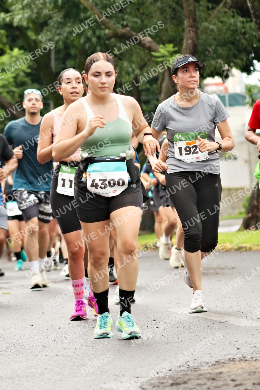 Foto del MEDIO MARATÓN ATLAS en Av. Patria, frente al Parque El Polvorín, Zapopan a las 08:38 · dorsal 4300, 11, 192