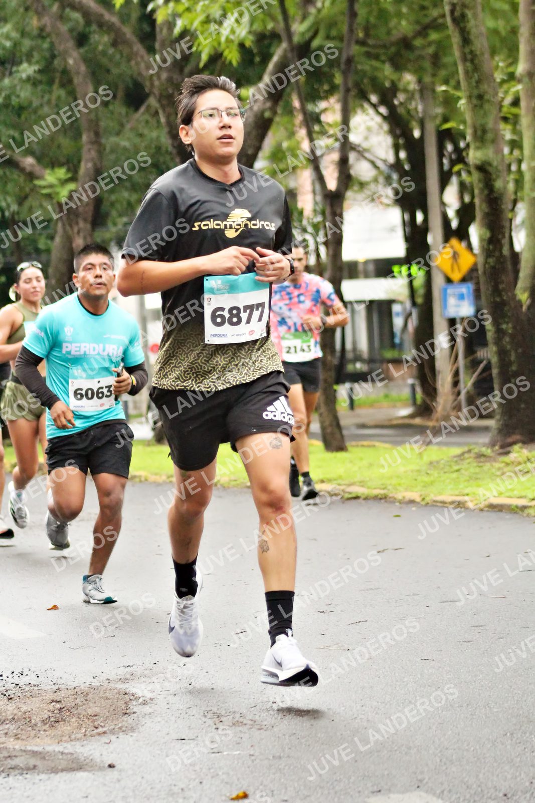 Foto del MEDIO MARATÓN ATLAS en Av. Patria, frente al Parque El Polvorín, Zapopan a las 08:15 · dorsal 6877, 6063, 2143