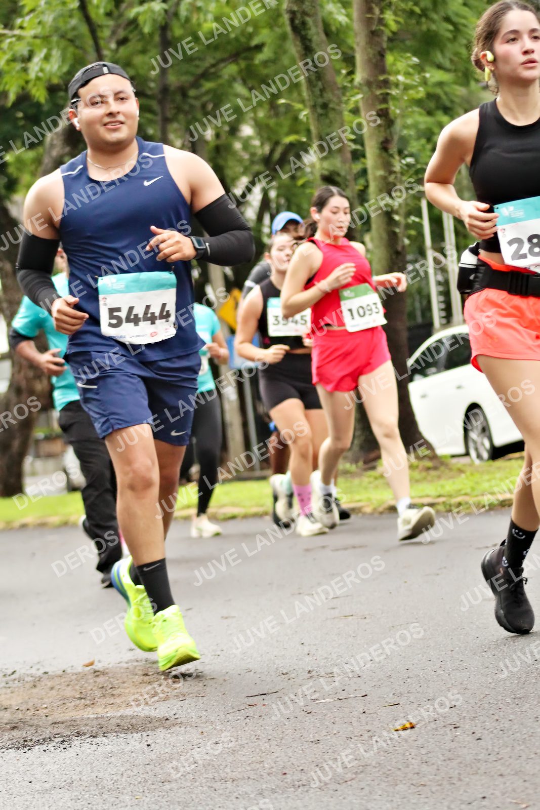 Foto del MEDIO MARATÓN ATLAS en Av. Patria, frente al Parque El Polvorín, Zapopan a las 08:36 · dorsal 5444, 1093, 28, 3945