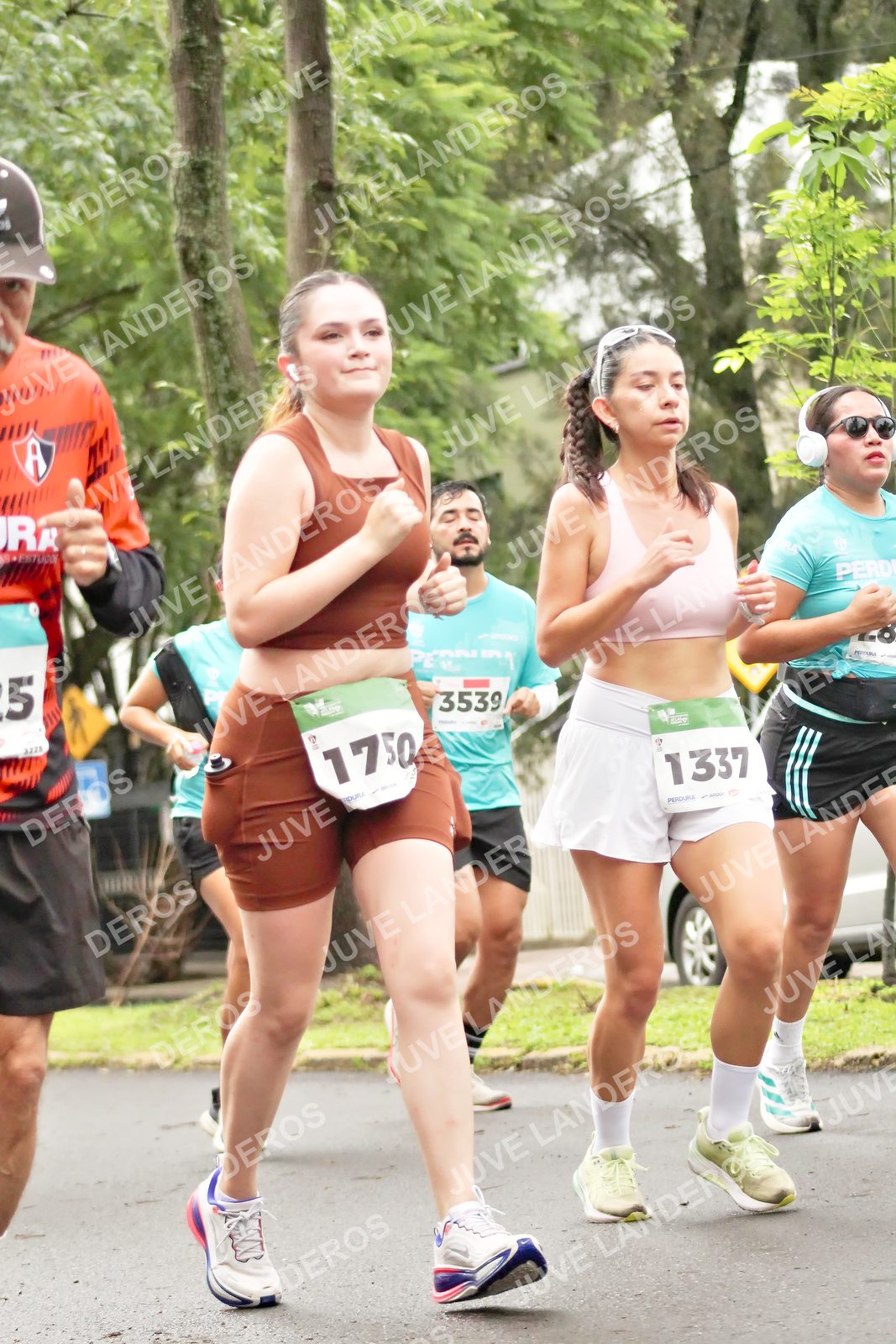 Foto del MEDIO MARATÓN ATLAS en Av. Patria, frente al Parque El Polvorín, Zapopan a las 08:33 · dorsal 3539, 1337, 1750, 5