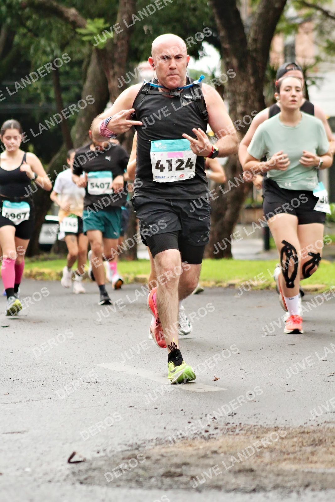 Foto del MEDIO MARATÓN ATLAS en Av. Patria, frente al Parque El Polvorín, Zapopan a las 08:23 · dorsal 4124, 5407, 4967