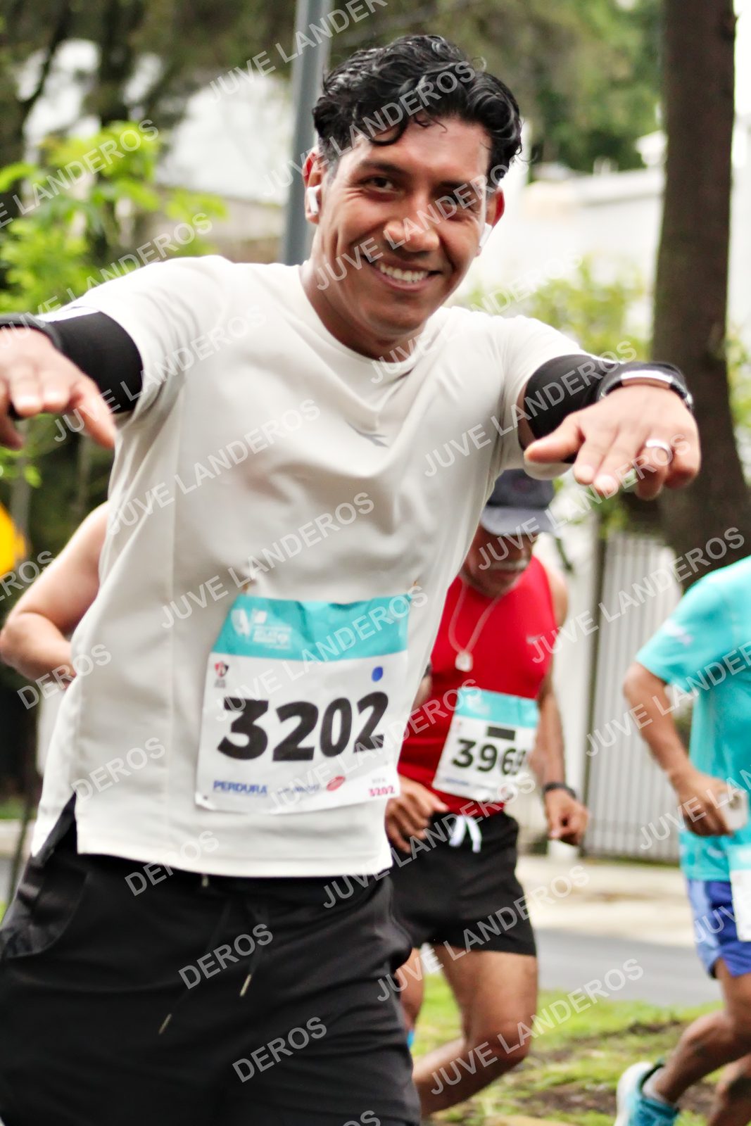 Foto del MEDIO MARATÓN ATLAS en Av. Patria, frente al Parque El Polvorín, Zapopan a las 08:19 · dorsal 3202, 3969, 1202