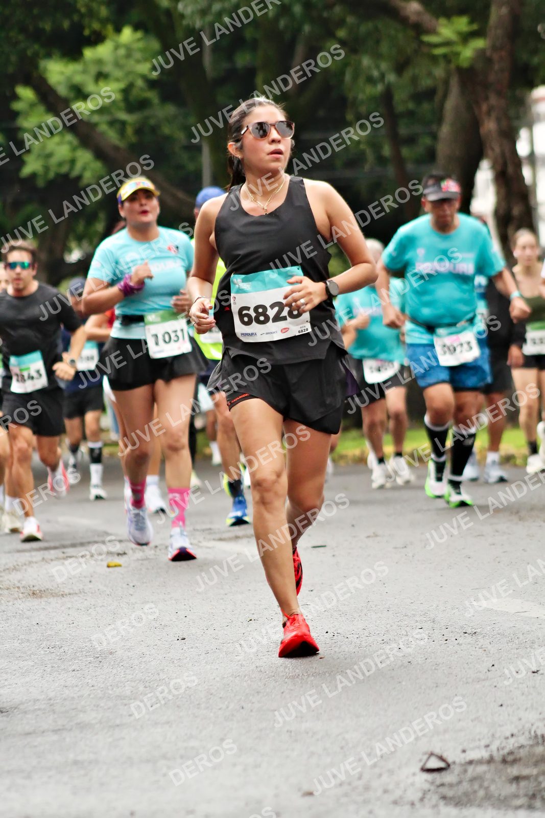 Foto del MEDIO MARATÓN ATLAS en Av. Patria, frente al Parque El Polvorín, Zapopan a las 08:26 · dorsal 1031, 6828, 1973