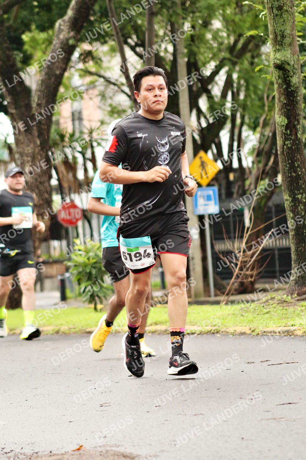 Foto del MEDIO MARATÓN ATLAS en Av. Patria, frente al Parque El Polvorín, Zapopan a las 08:41 · dorsal 6194