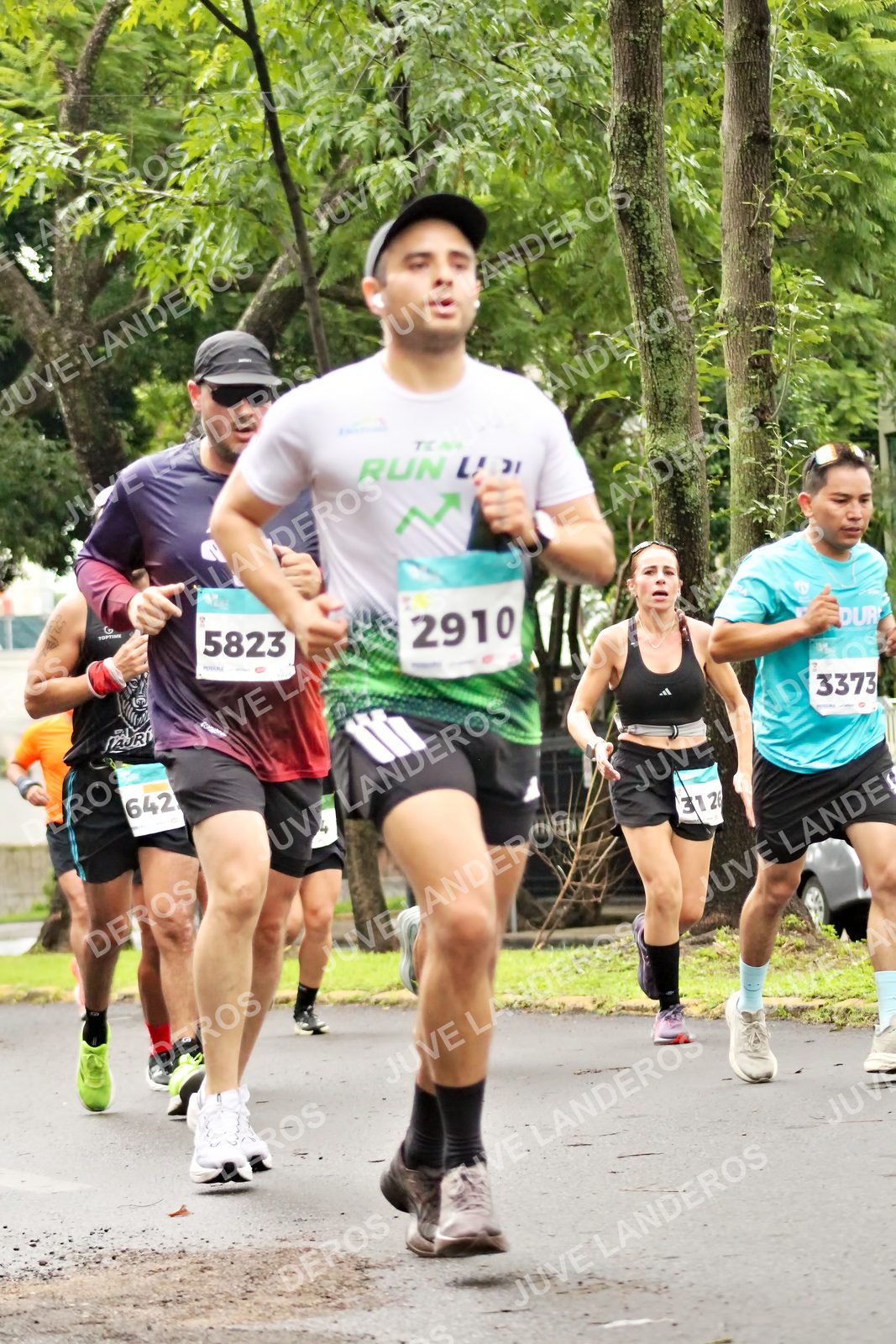 Foto del MEDIO MARATÓN ATLAS en Av. Patria, frente al Parque El Polvorín, Zapopan a las 08:26 · dorsal 5823, 2910, 3373, 642