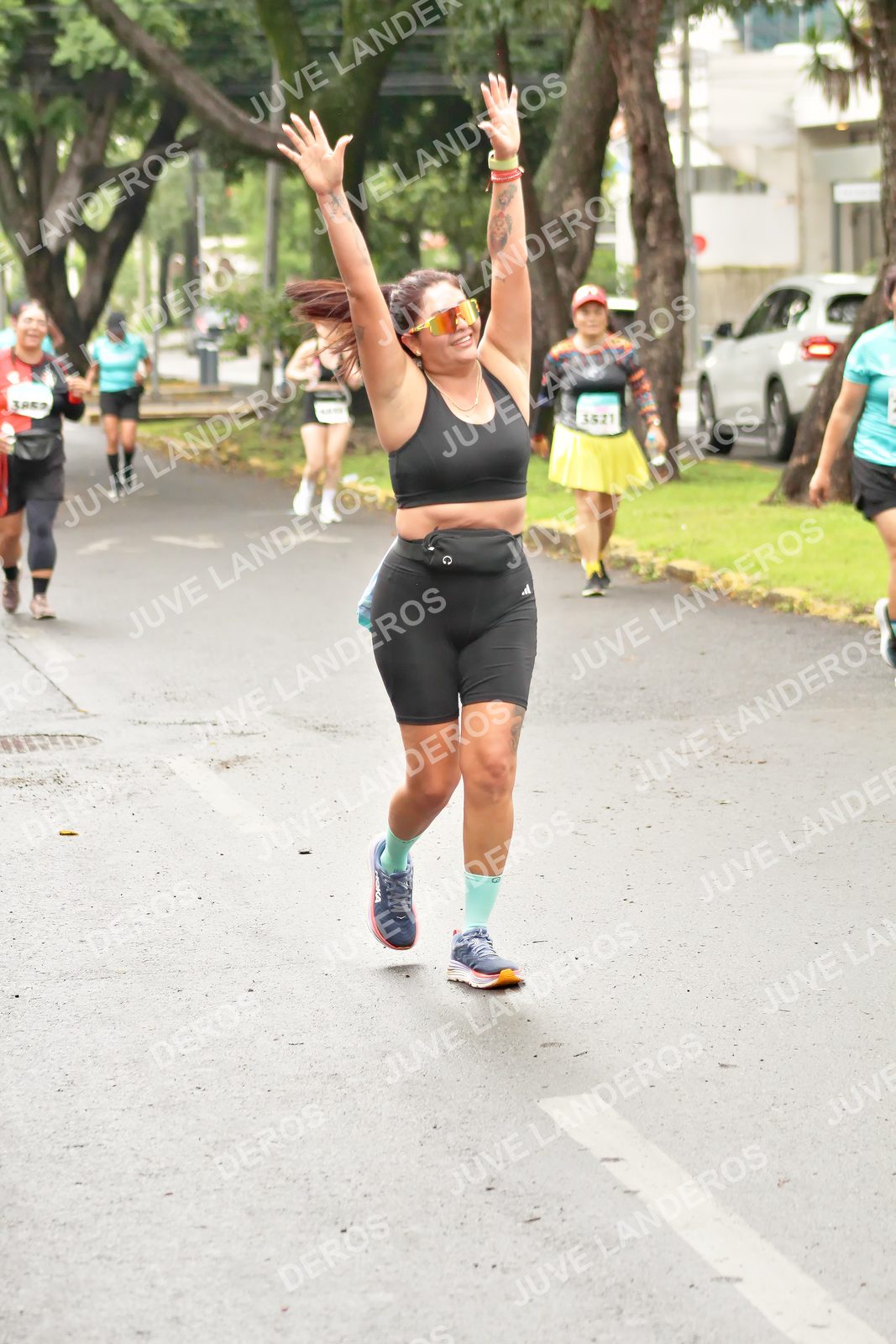 Foto del MEDIO MARATÓN ATLAS en Av. Patria, frente al Parque El Polvorín, Zapopan a las 08:54 · dorsal 3521, 3852