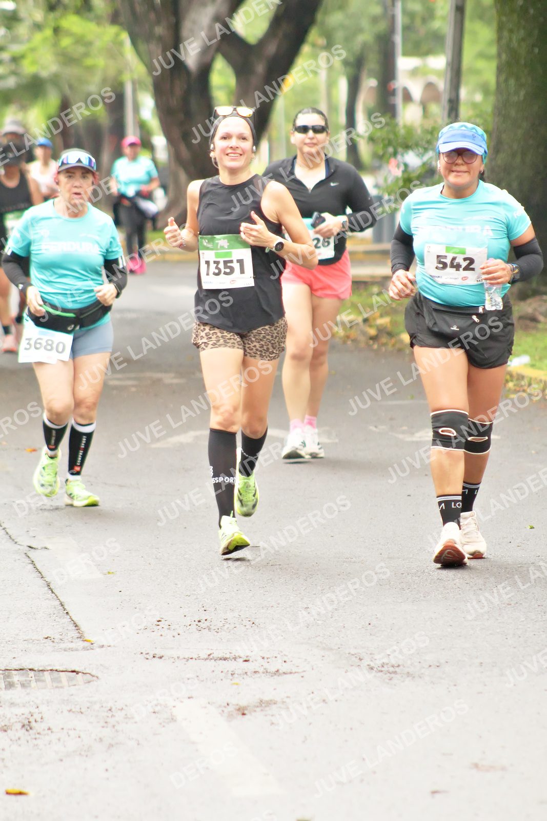 Foto del MEDIO MARATÓN ATLAS en Av. Patria, frente al Parque El Polvorín, Zapopan a las 08:55 · dorsal 542, 1351, 3680, 26