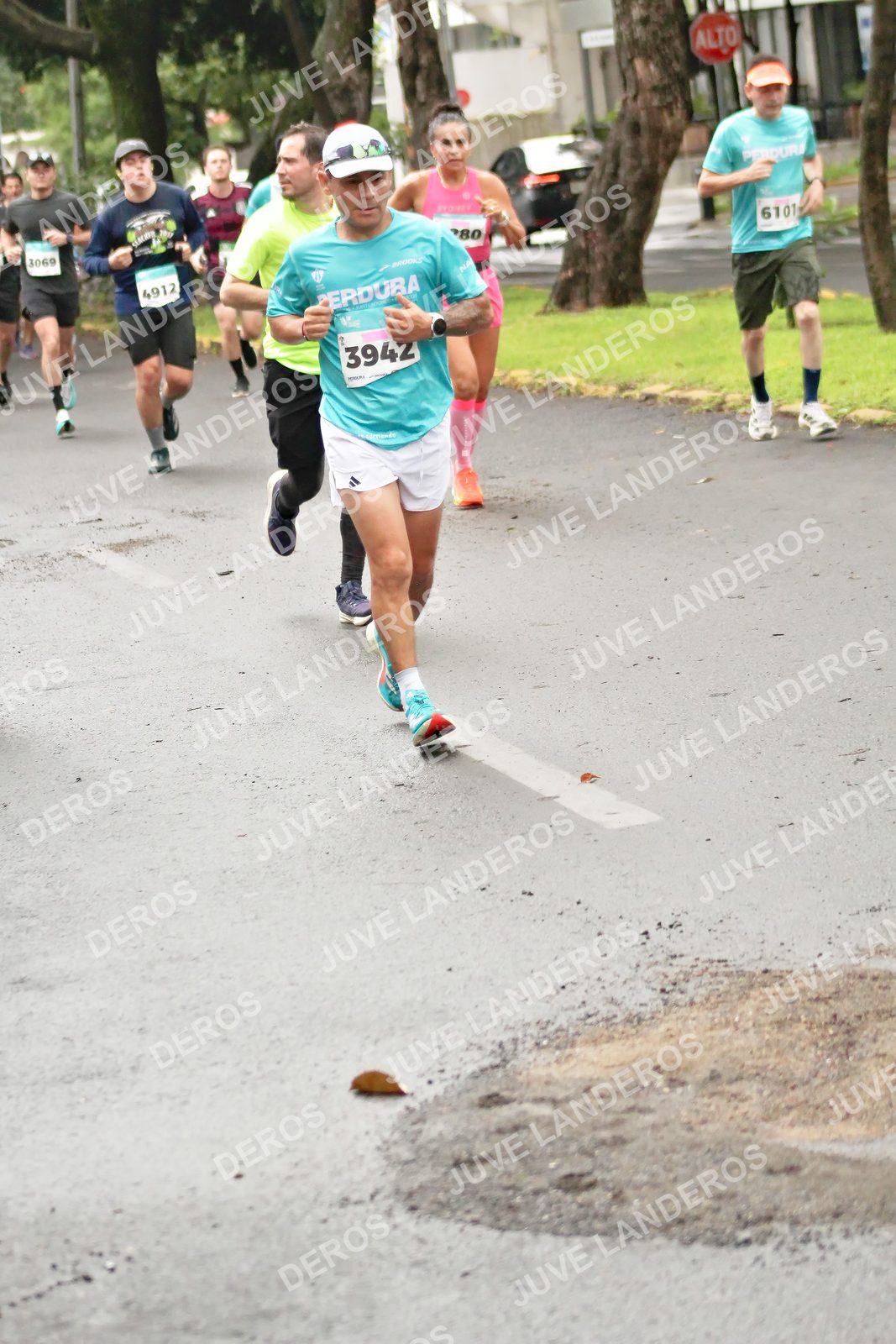 Foto del MEDIO MARATÓN ATLAS en Av. Patria, frente al Parque El Polvorín, Zapopan a las 08:21 · dorsal 3942, 4912, 3069, 6101