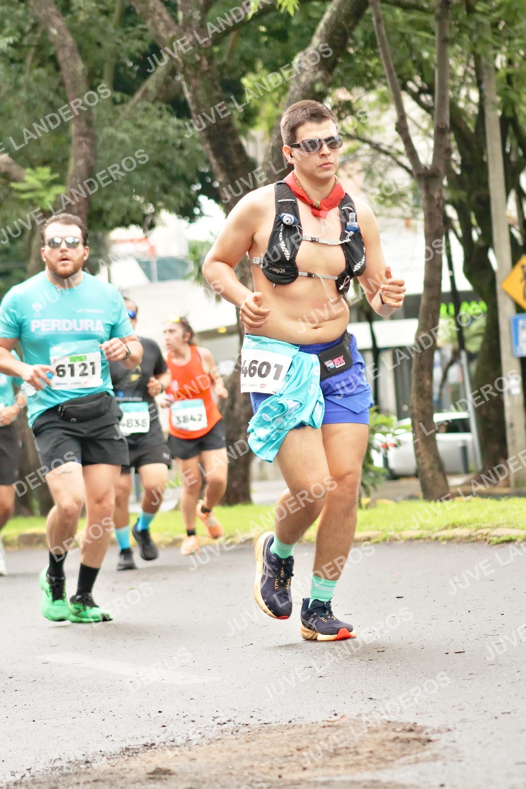 Foto del MEDIO MARATÓN ATLAS en Av. Patria, frente al Parque El Polvorín, Zapopan a las 08:45 · dorsal 6121, 3842, 4601, 4338