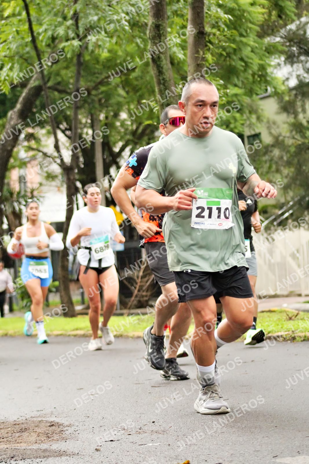 Foto del MEDIO MARATÓN ATLAS en Av. Patria, frente al Parque El Polvorín, Zapopan a las 08:23 · dorsal 2110, 6809, 2053, 5