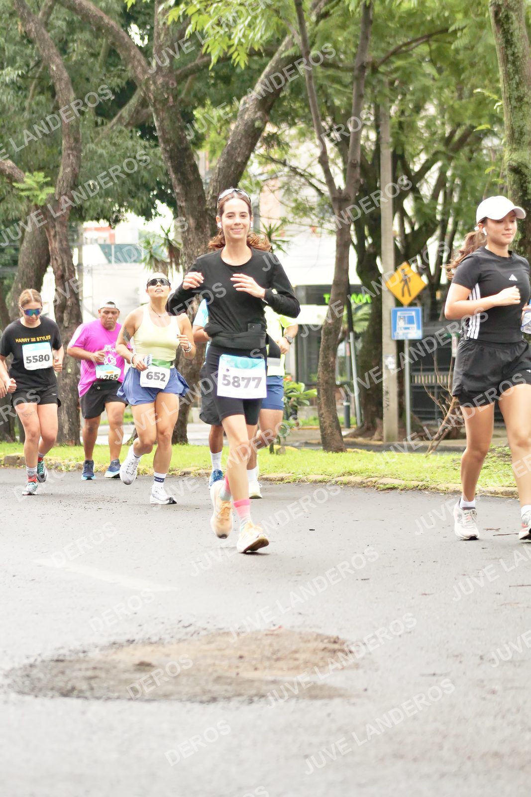Foto del MEDIO MARATÓN ATLAS en Av. Patria, frente al Parque El Polvorín, Zapopan a las 08:46 · dorsal 652, 5877, 5580