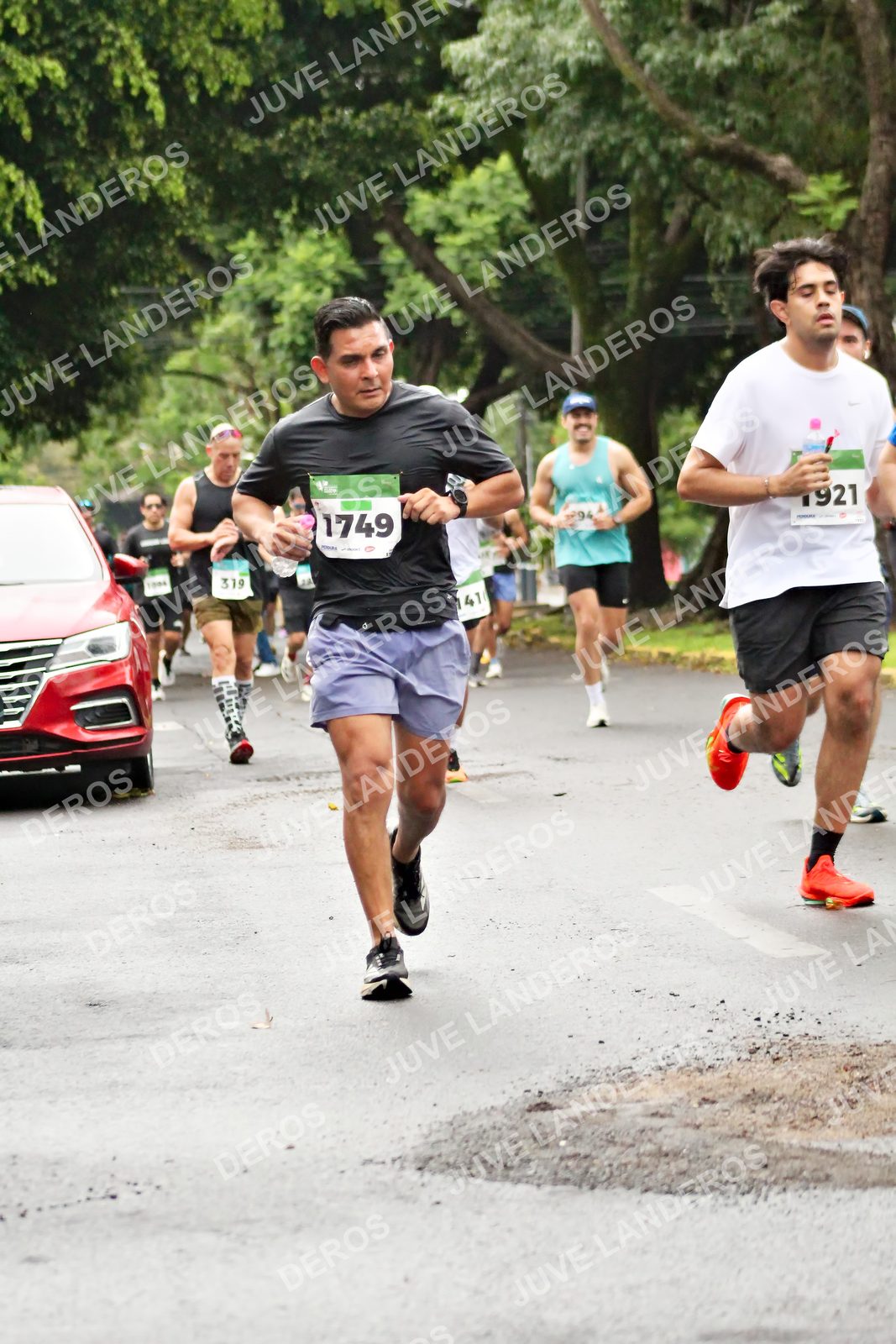 Foto del MEDIO MARATÓN ATLAS en Av. Patria, frente al Parque El Polvorín, Zapopan a las 08:16 · dorsal 1749, 319, 41