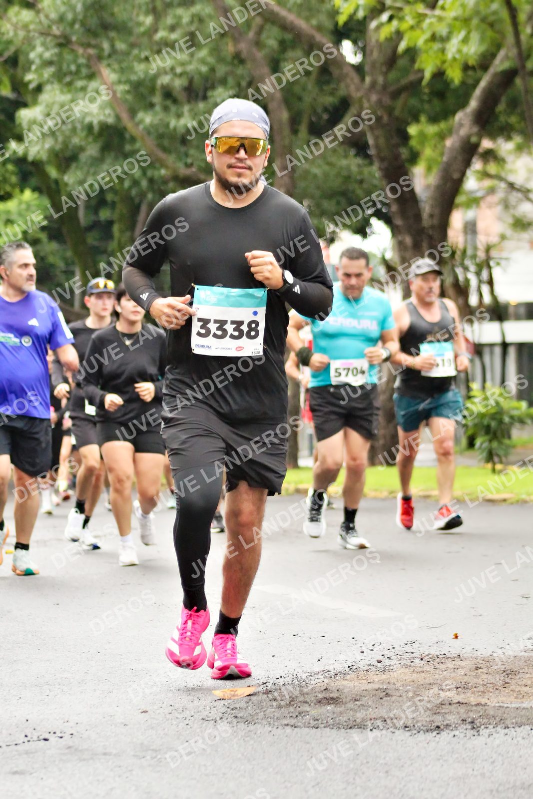 Foto del MEDIO MARATÓN ATLAS en Av. Patria, frente al Parque El Polvorín, Zapopan a las 08:27 · dorsal 3338, 5704, 19