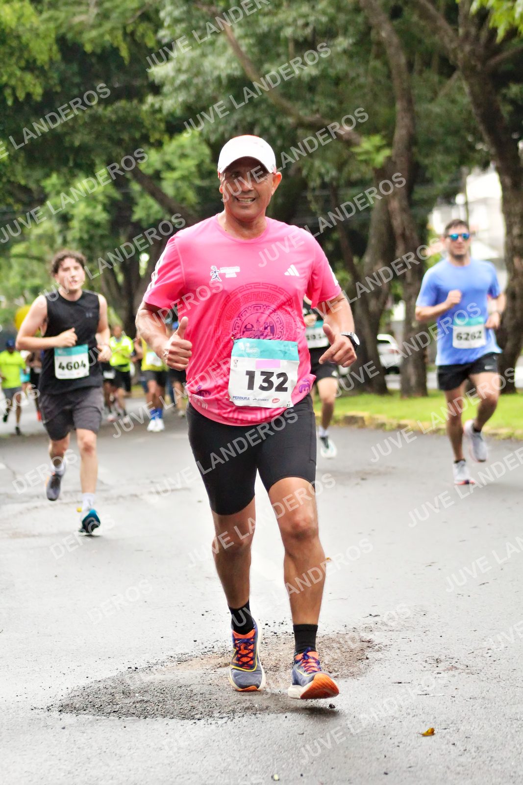 Foto del MEDIO MARATÓN ATLAS en Av. Patria, frente al Parque El Polvorín, Zapopan a las 08:11 · dorsal 132, 4604, 6262