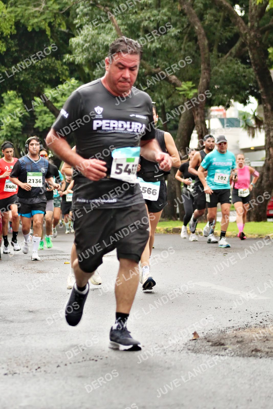 Foto del MEDIO MARATÓN ATLAS en Av. Patria, frente al Parque El Polvorín, Zapopan a las 08:28 · dorsal 2136, 102, 566, 5406