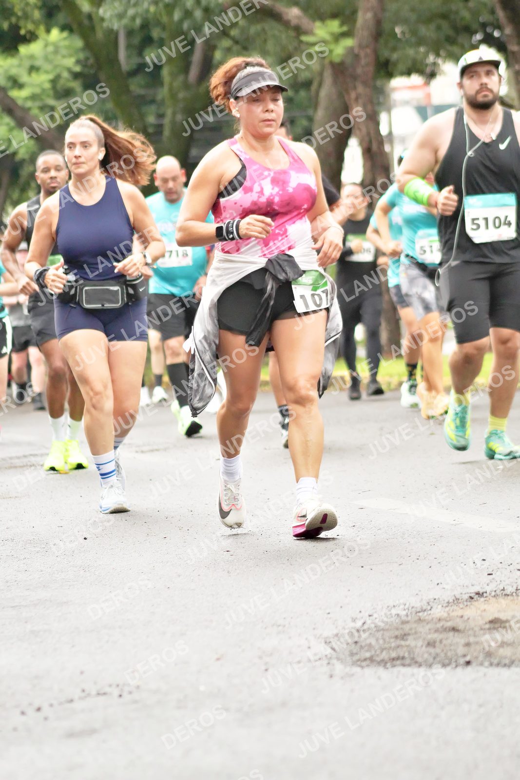 Foto del MEDIO MARATÓN ATLAS en Av. Patria, frente al Parque El Polvorín, Zapopan a las 08:43 · dorsal 5104, 107, 718