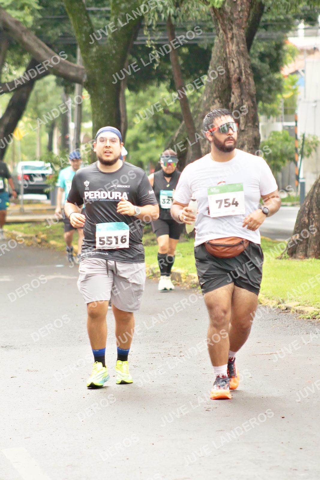 Foto del MEDIO MARATÓN ATLAS en Av. Patria, frente al Parque El Polvorín, Zapopan a las 08:58 · dorsal 754, 5516, 32