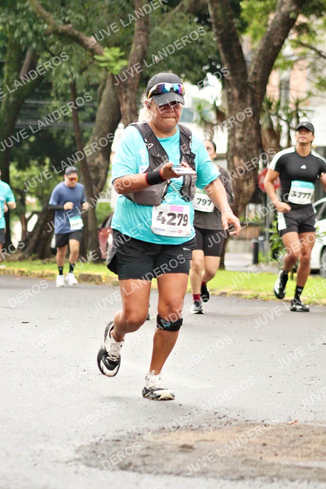 Foto del MEDIO MARATÓN ATLAS en Av. Patria, frente al Parque El Polvorín, Zapopan a las 08:48 · dorsal 4279, 797, 3777