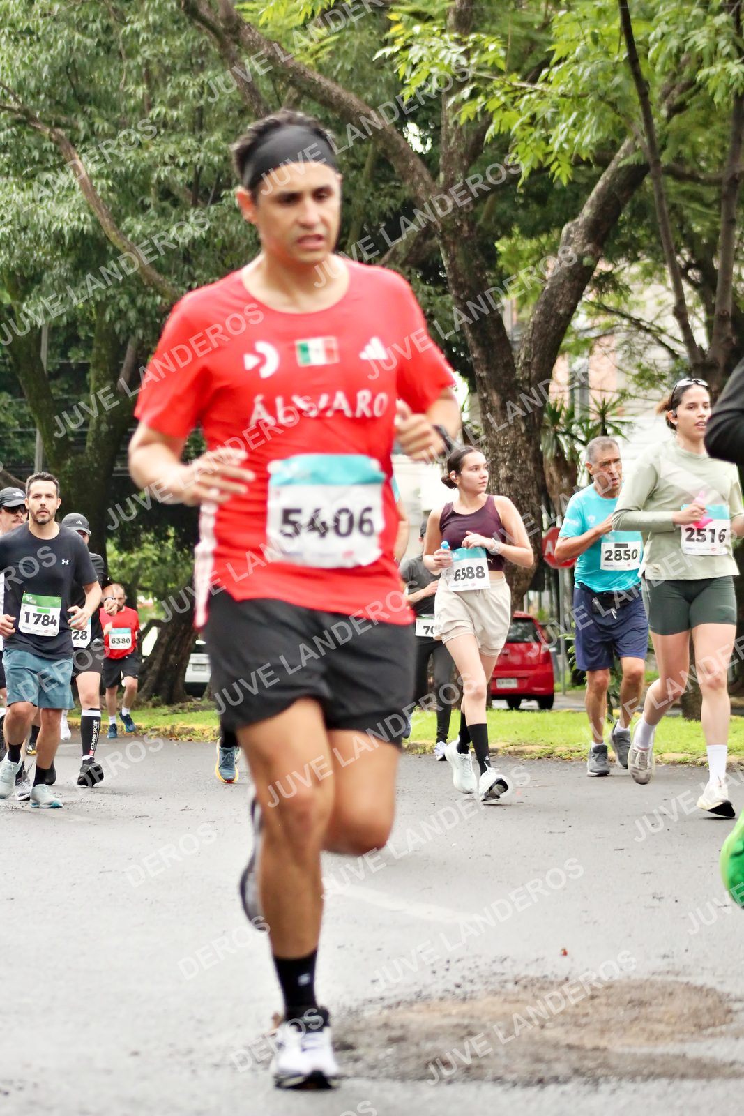 Foto del MEDIO MARATÓN ATLAS en Av. Patria, frente al Parque El Polvorín, Zapopan a las 08:28 · dorsal 5406, 2850, 2516, 28