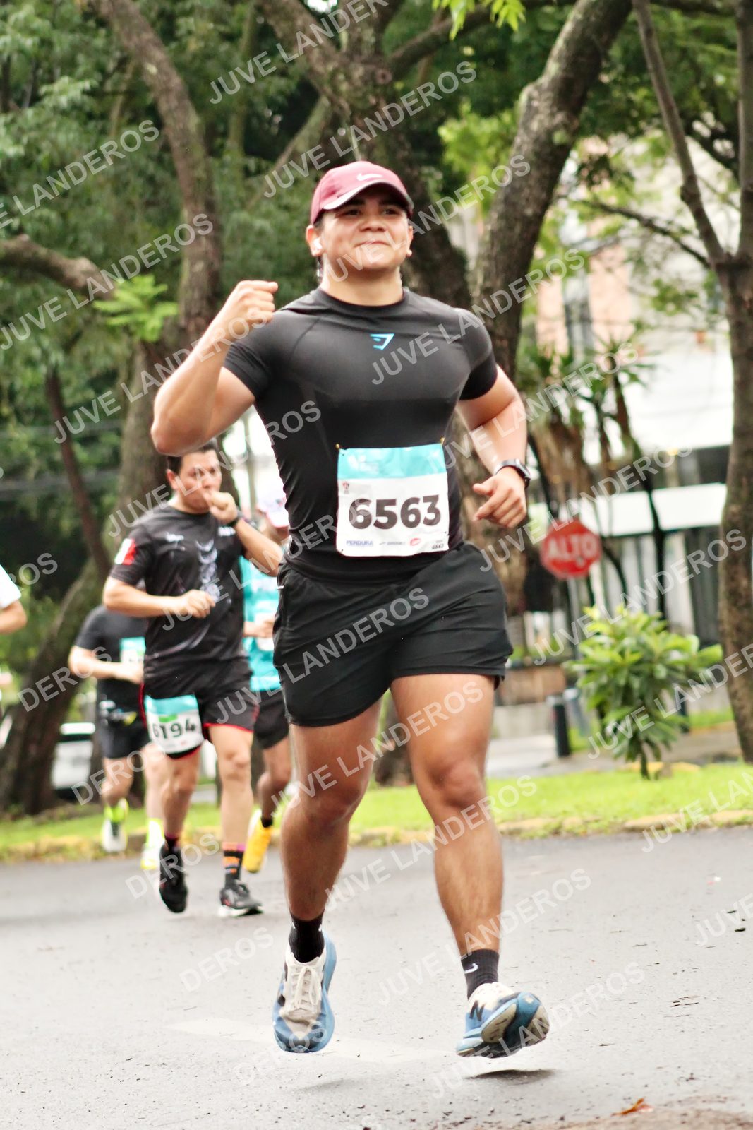 Foto del MEDIO MARATÓN ATLAS en Av. Patria, frente al Parque El Polvorín, Zapopan a las 08:41 · dorsal 6563, 6194