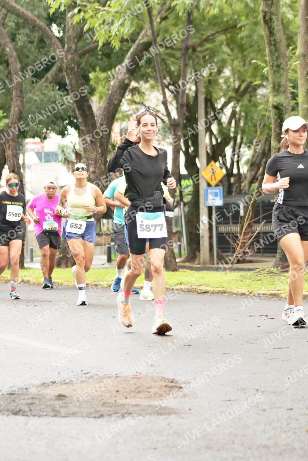 Foto del MEDIO MARATÓN ATLAS en Av. Patria, frente al Parque El Polvorín, Zapopan a las 08:46 · dorsal 5877, 652, 5580