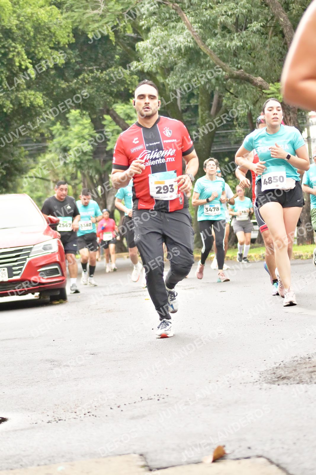 Foto del MEDIO MARATÓN ATLAS en Av. Patria, frente al Parque El Polvorín, Zapopan a las 08:44 · dorsal 293, 4850, 3478, 2567