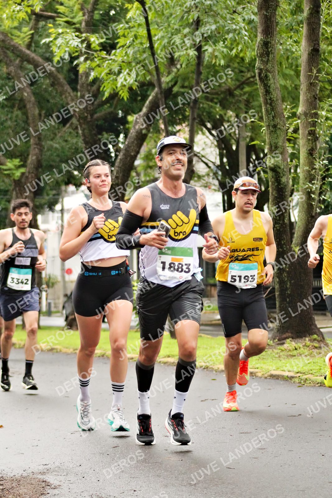 Foto del MEDIO MARATÓN ATLAS en Av. Patria, frente al Parque El Polvorín, Zapopan a las 08:16 · dorsal 5193, 3342, 1883