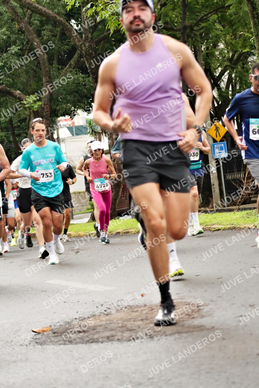 Foto del MEDIO MARATÓN ATLAS en Av. Patria, frente al Parque El Polvorín, Zapopan a las 08:26 · dorsal 753, 4728, 930, 28