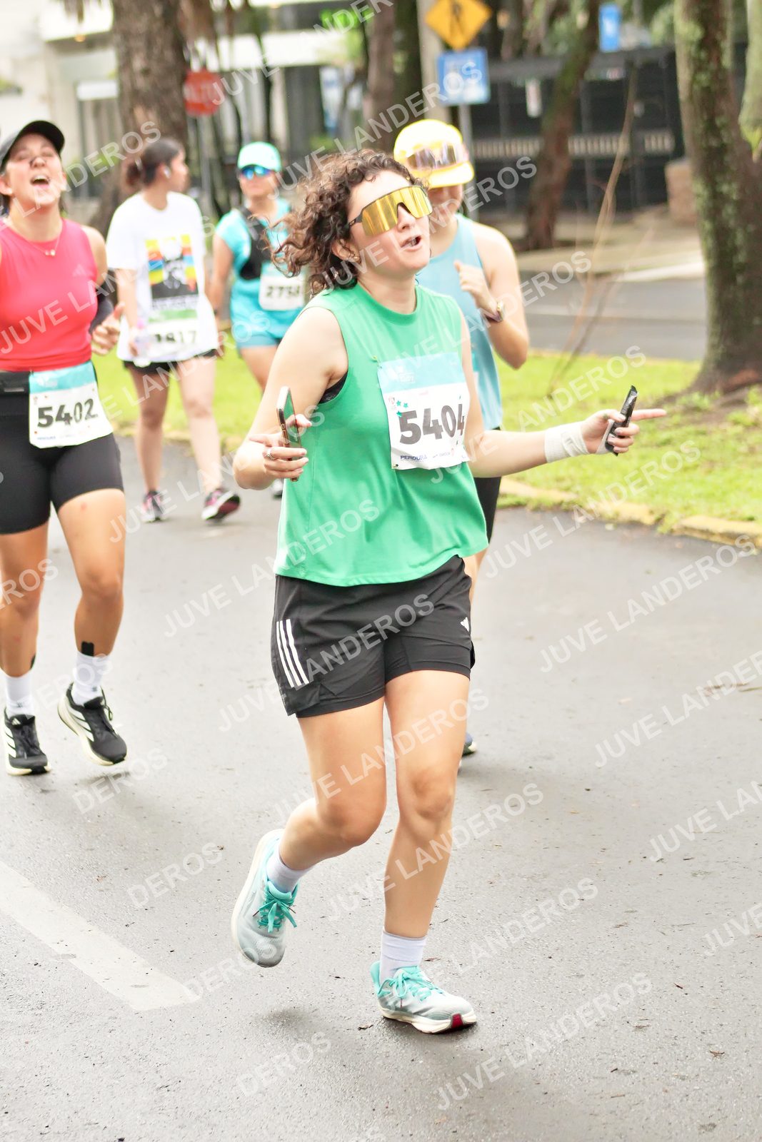 Foto del MEDIO MARATÓN ATLAS en Av. Patria, frente al Parque El Polvorín, Zapopan a las 08:52 · dorsal 5404, 5402
