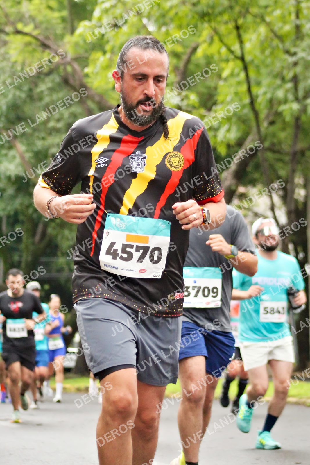 Foto del MEDIO MARATÓN ATLAS en Av. Patria, frente al Parque El Polvorín, Zapopan a las 08:24 · dorsal 4570, 3709, 457, 5843