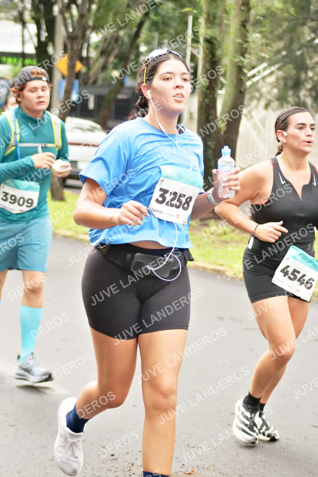 Foto del MEDIO MARATÓN ATLAS en Av. Patria, frente al Parque El Polvorín, Zapopan a las 08:49 · dorsal 4546, 3909, 3258