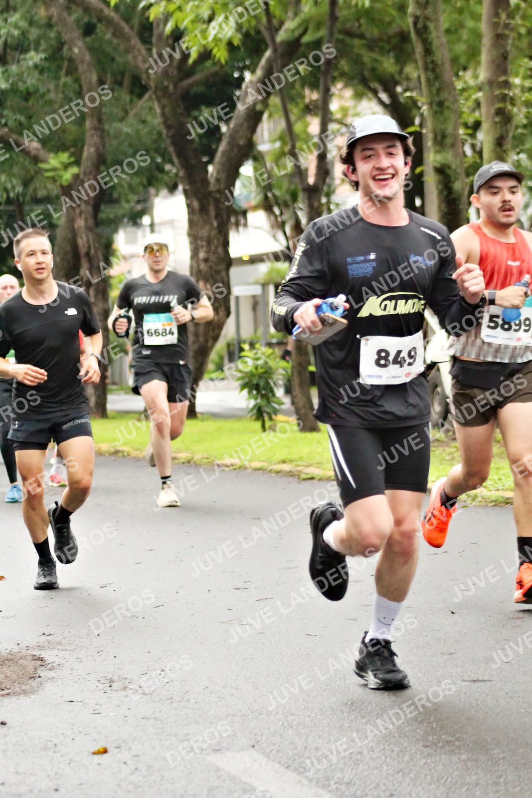 Foto del MEDIO MARATÓN ATLAS en Av. Patria, frente al Parque El Polvorín, Zapopan a las 08:13 · dorsal 849, 5899, 6684