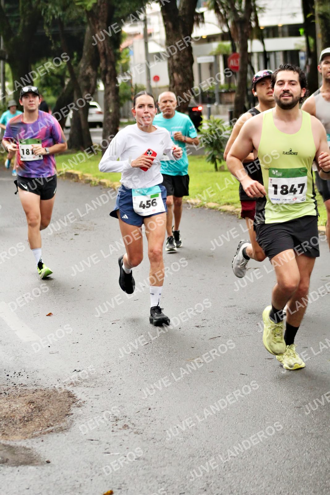 Foto del MEDIO MARATÓN ATLAS en Av. Patria, frente al Parque El Polvorín, Zapopan a las 08:14 · dorsal 1847, 18, 456