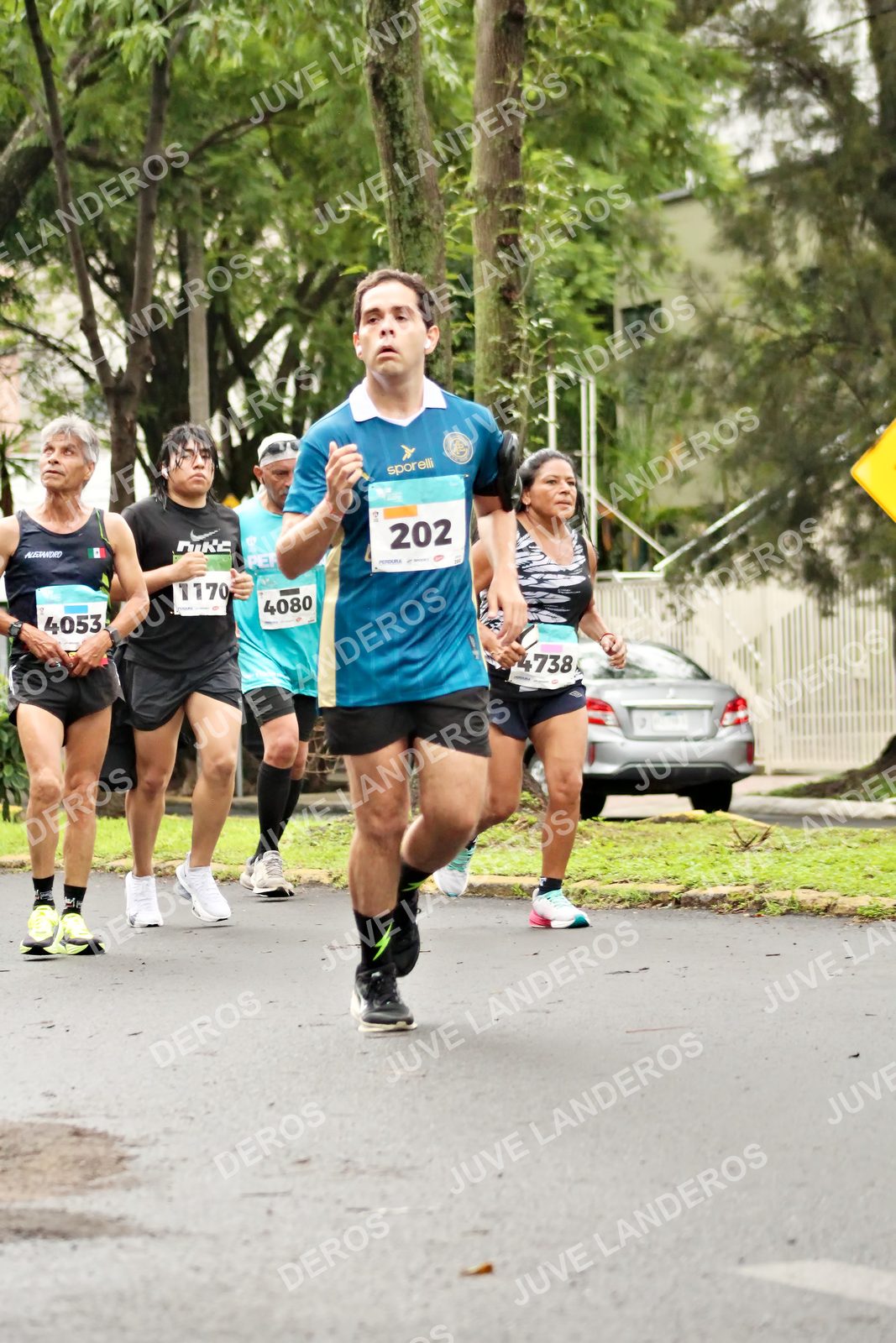 Foto del MEDIO MARATÓN ATLAS en Av. Patria, frente al Parque El Polvorín, Zapopan a las 08:32 · dorsal 202, 1170, 4053, 4080