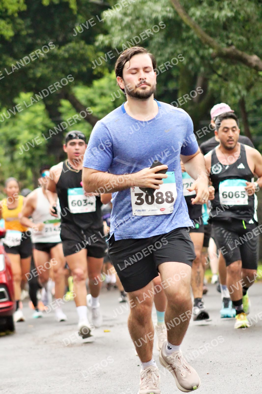 Foto del MEDIO MARATÓN ATLAS en Av. Patria, frente al Parque El Polvorín, Zapopan a las 08:24 · dorsal 3088, 6065, 2142