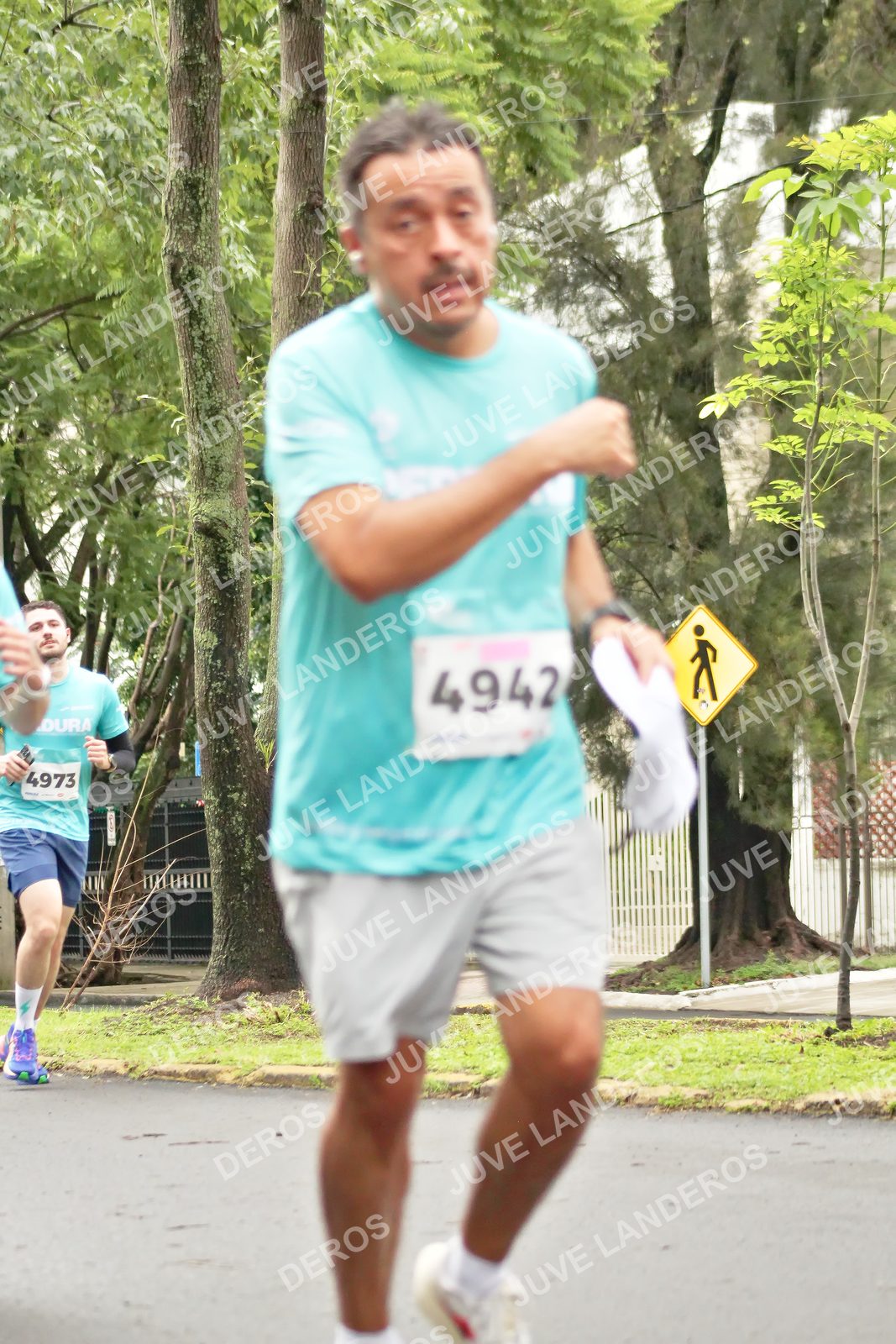 Foto del MEDIO MARATÓN ATLAS en Av. Patria, frente al Parque El Polvorín, Zapopan a las 08:39 · dorsal 4942, 4973