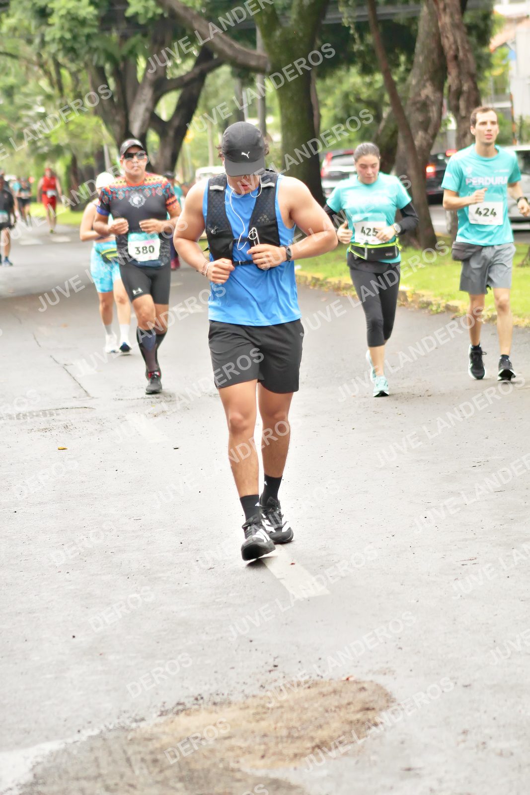Foto del MEDIO MARATÓN ATLAS en Av. Patria, frente al Parque El Polvorín, Zapopan a las 09:02 · dorsal 380, 424, 425