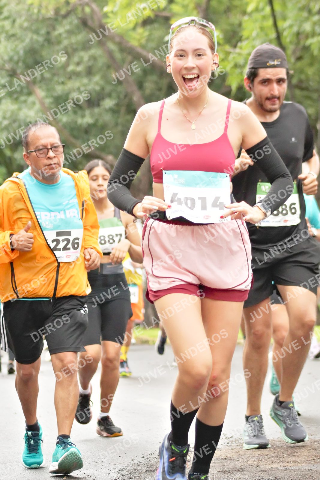Foto del MEDIO MARATÓN ATLAS en Av. Patria, frente al Parque El Polvorín, Zapopan a las 08:38 · dorsal 226, 887, 4014