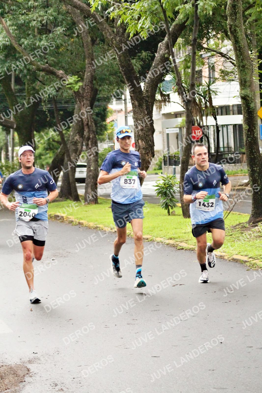 Foto del MEDIO MARATÓN ATLAS en Av. Patria, frente al Parque El Polvorín, Zapopan a las 08:06 · dorsal 837, 1432, 2040