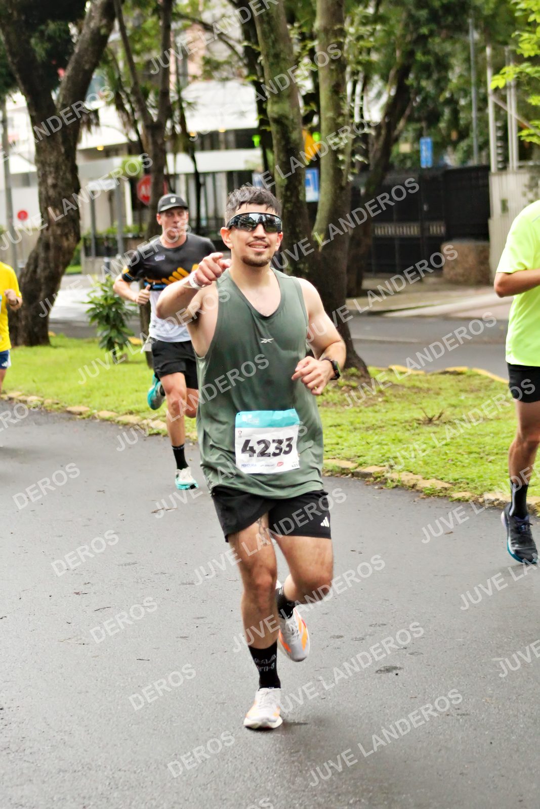 Foto del MEDIO MARATÓN ATLAS en Av. Patria, frente al Parque El Polvorín, Zapopan a las 08:12 · dorsal 4233