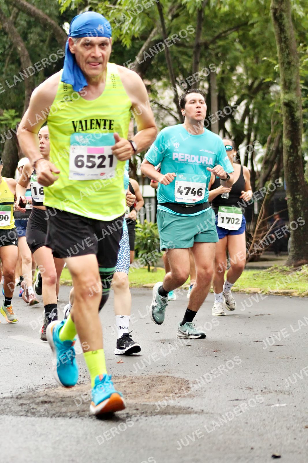 Foto del MEDIO MARATÓN ATLAS en Av. Patria, frente al Parque El Polvorín, Zapopan a las 08:26 · dorsal 6521, 16, 4746, 1702
