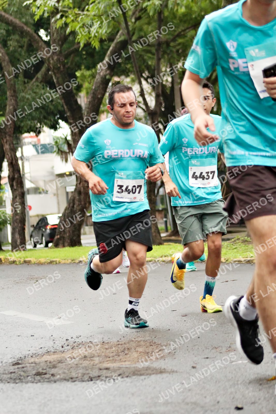Foto del MEDIO MARATÓN ATLAS en Av. Patria, frente al Parque El Polvorín, Zapopan a las 08:21 · dorsal 3407, 4437