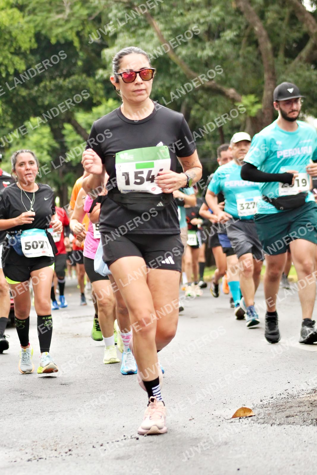 Foto del MEDIO MARATÓN ATLAS en Av. Patria, frente al Parque El Polvorín, Zapopan a las 08:36 · dorsal 154, 327, 19, 5071