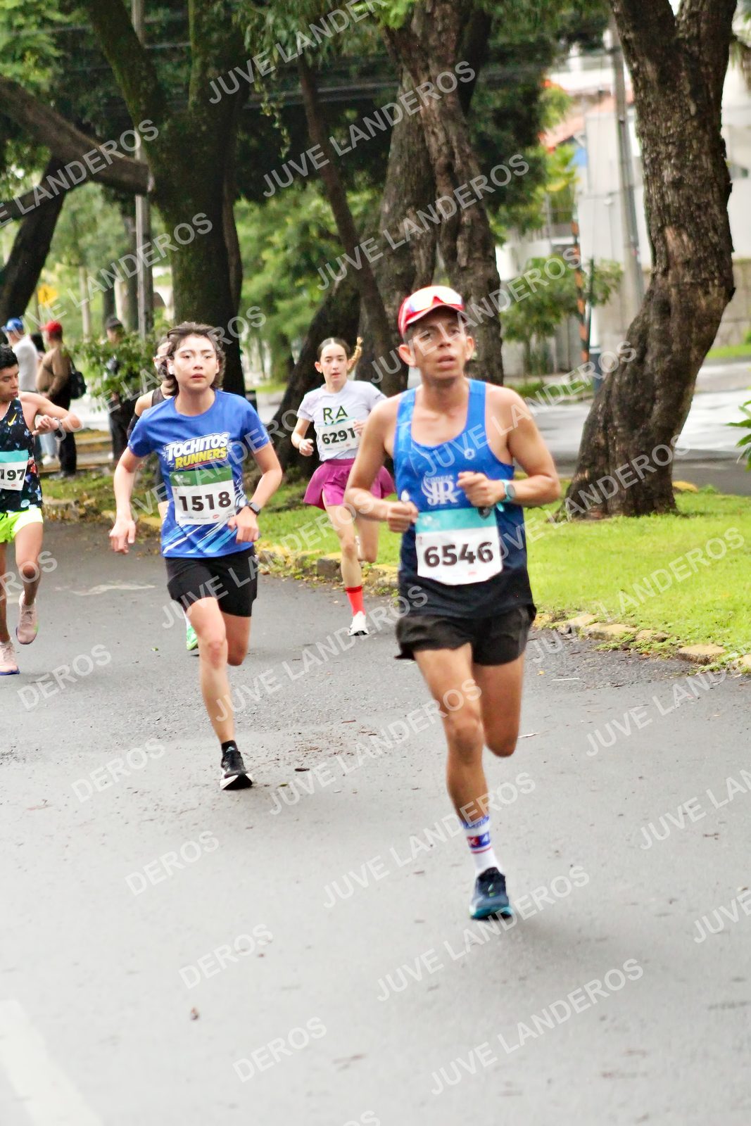 Foto del MEDIO MARATÓN ATLAS en Av. Patria, frente al Parque El Polvorín, Zapopan a las 08:04 · dorsal 6546, 1518, 197, 6291