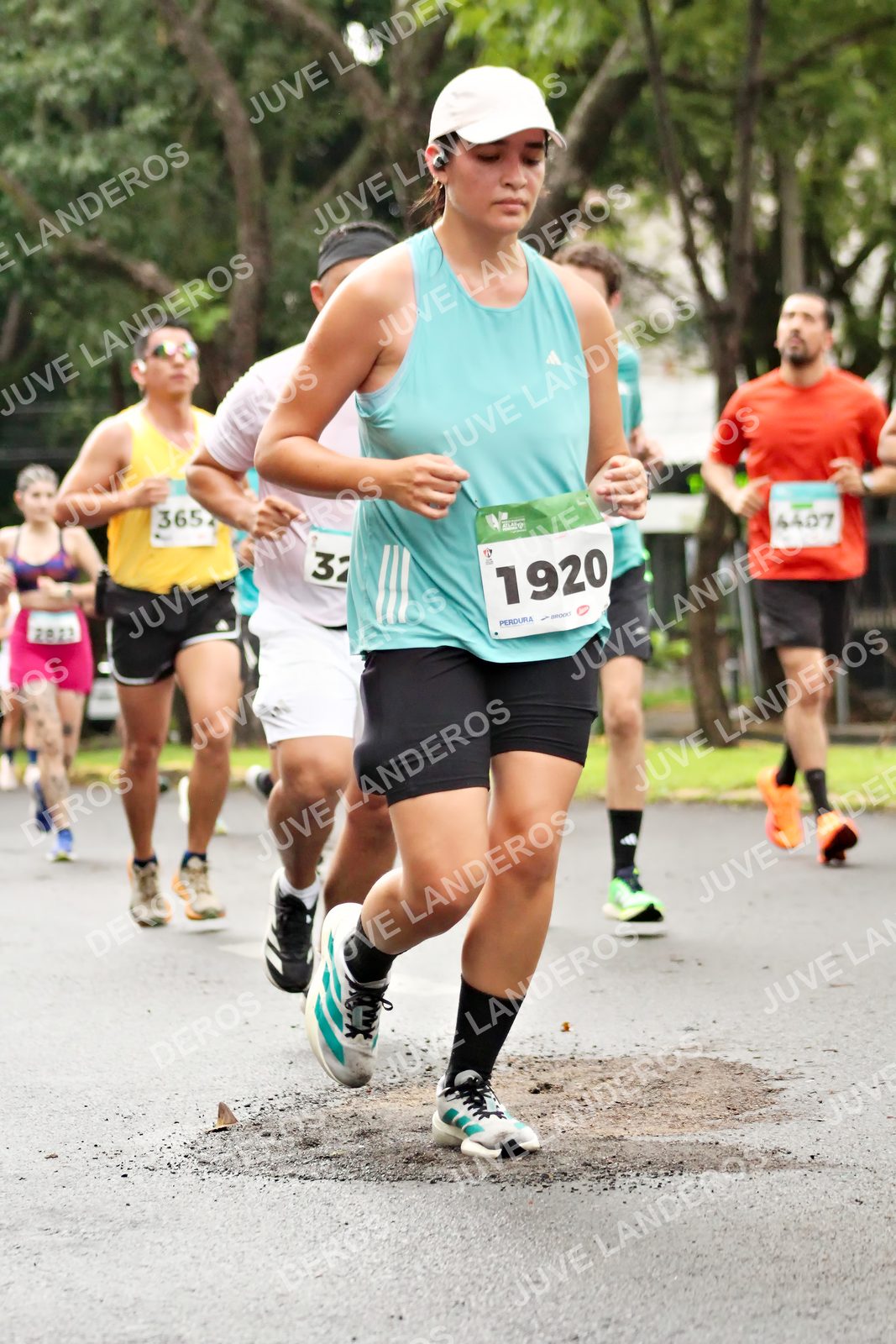 Foto del MEDIO MARATÓN ATLAS en Av. Patria, frente al Parque El Polvorín, Zapopan a las 08:29 · dorsal 1920, 365, 4407, 32