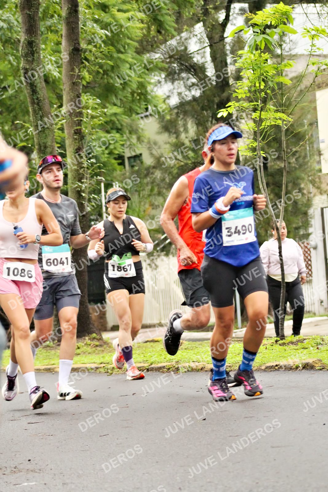Foto del MEDIO MARATÓN ATLAS en Av. Patria, frente al Parque El Polvorín, Zapopan a las 08:23 · dorsal 3490, 1086, 6041, 1867