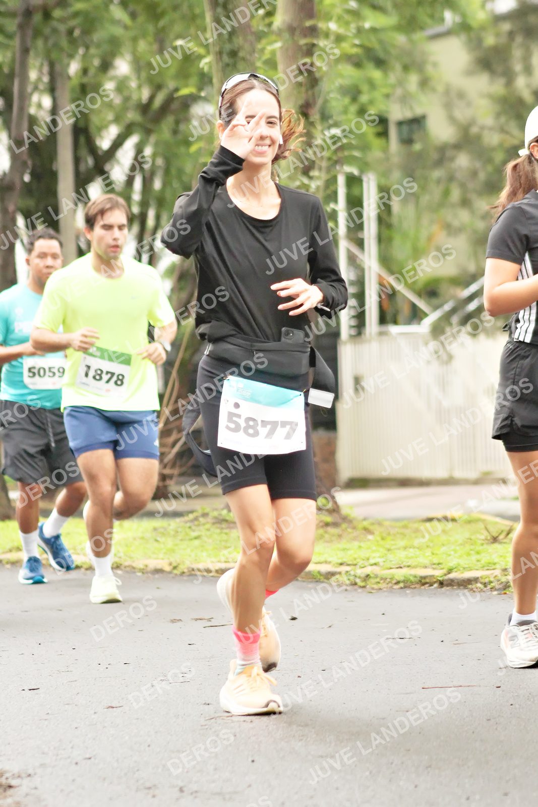 Foto del MEDIO MARATÓN ATLAS en Av. Patria, frente al Parque El Polvorín, Zapopan a las 08:46 · dorsal 5059, 5877, 1878